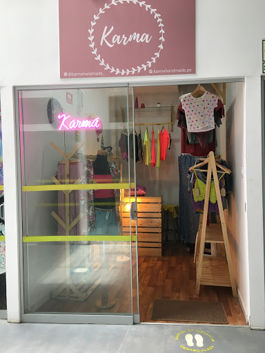 Karma - Stand 9 “Tienda de ropa y accesorios para mujeres”